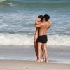 Bruno Lopes ajudou a namorada, Priscila Fantin, a se alongar na praia