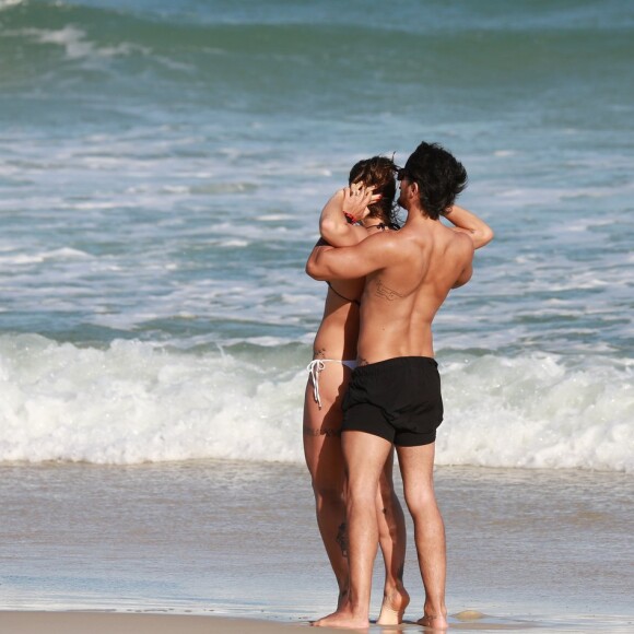 Bruno Lopes ajudou a namorada, Priscila Fantin, a se alongar na praia