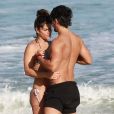 Priscila Fantin e Bruno Lopes trocaram carinhos em praia do Rio de Janeiro nesta quinta-feira, 30 de agosto de 2018