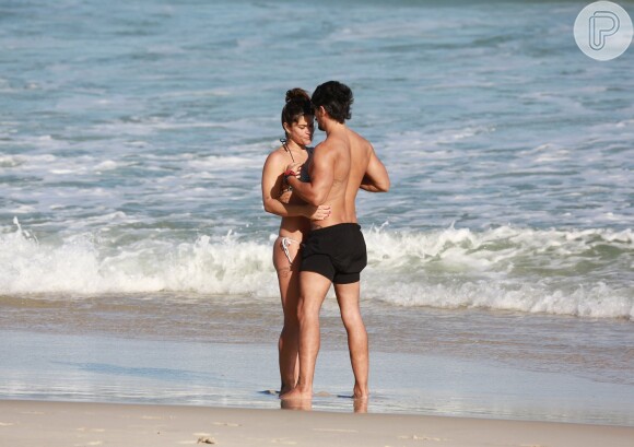Priscila Fantin e Bruno Lopes trocaram carinhos em praia do Rio de Janeiro nesta quinta-feira, 30 de agosto de 2018