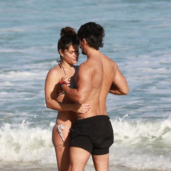 Priscila Fantin e Bruno Lopes trocaram carinhos em praia do Rio de Janeiro nesta quinta-feira, 30 de agosto de 2018