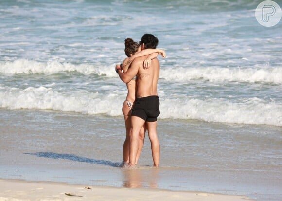 Priscila Fantin curtiu dia de praia com o namorado, Bruno Lopes