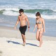 Priscila Fantin e Bruno Lopes aproveitaram o sol para curtir a Praia da Barra da Tijuca