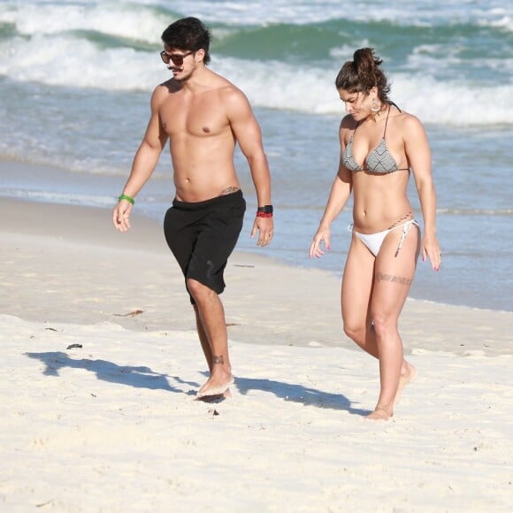 Priscila Fantin e Bruno Lopes aproveitaram o sol para curtir a Praia da Barra da Tijuca