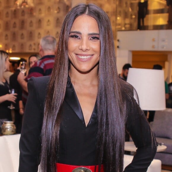 Wanessa Camargo apostou destacou look preto com cinto grosso vermelho