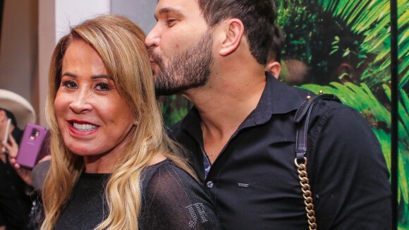 Zilu Camargo ganha carinho do namorado em evento com show da filha Wanessa