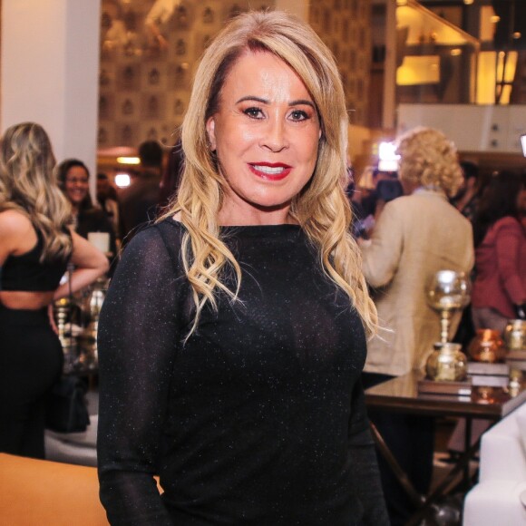 Zilu Camargo apostou em uma produção total black para evento em São Paulo