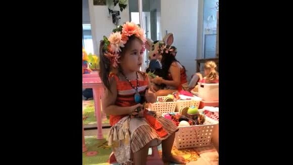 Deborah Secco mostra a filha vestida de Moana em festa em casa. Vídeo!