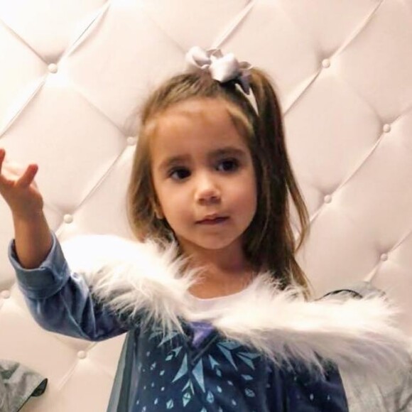 Maria Flor, filha de Deborah Secco, atualmente está com dois anos