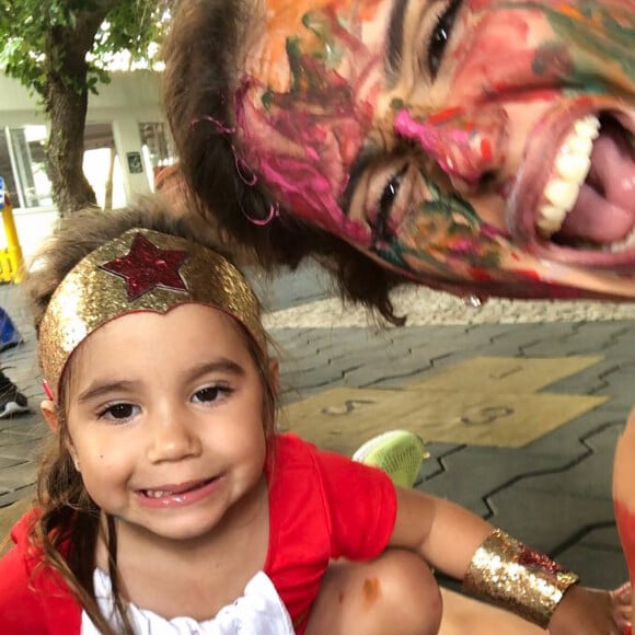 Deborah Secco sempre mostra as brincadeiras com a filha, Maria Flor, em seu perfil