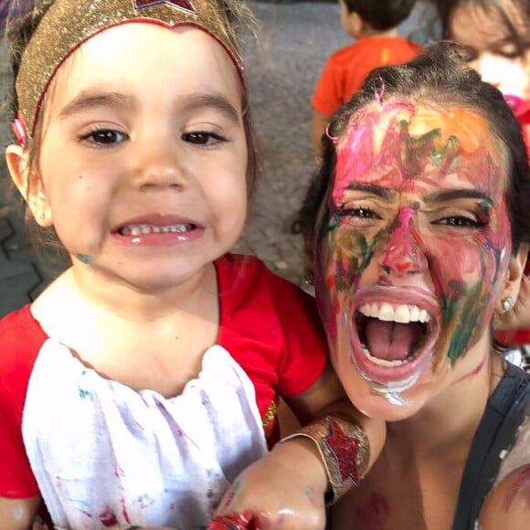 Deborah Secco compartilha os momentos divertidos com a filha, Maria Flor, no Instagram