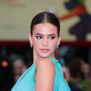 Bruna Marquezine foi à première do filme 'Nasce Uma Estrela' com um vestido Alberta Ferretti