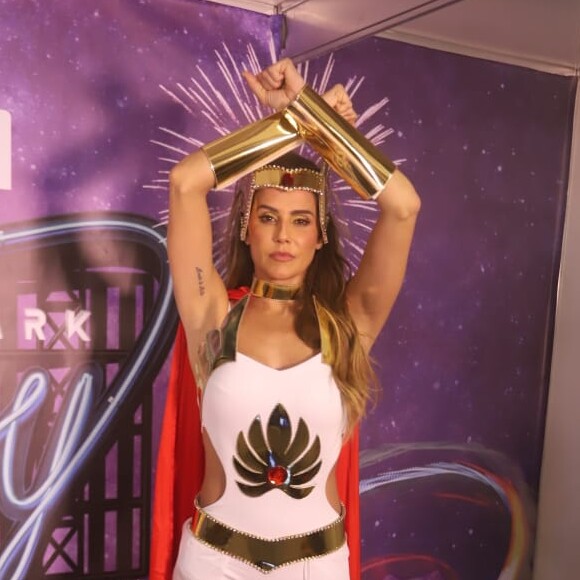 Intérprete de Karola na novela 'Segundo Sol', Deborah Secco brincou ao provocar Luzia (Giovanna Antonelli): 'quero ver se com She-Ra marisqueira vai se atrever, entendeu? Agora vem, marisqueira!'