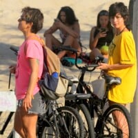 Nanda Costa aproveita dia de sol com namorada, Lan Lanh, em praia no Rio. Fotos!