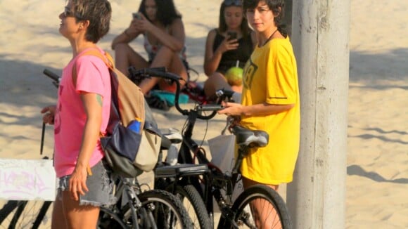 Nanda Costa aproveita dia de sol com namorada, Lan Lanh, em praia no Rio. Fotos!