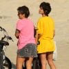 Nanda Costa e a namorada, Lan Lanh, foram à praia de bicicleta