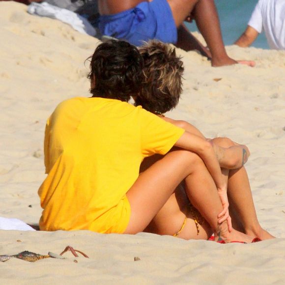 Nanda Costa e a namorada, Lan Lanh, ficaram juntinhas na praia de Ipanema