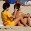 Nanda Costa relaxou junto da namorada, Lan Lanh, na areia da praia de Ipanema, na zona sul do Rio de Janeiro