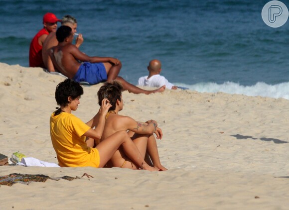 Nanda Costa relaxou junto da namorada, Lan Lanh, na areia da praia de Ipanema, na zona sul do Rio de Janeiro
