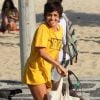 Nanda Costa deu língua aos fotógrafos ao deixar a praia neste domingo, dia 2 de setembro de 2018
