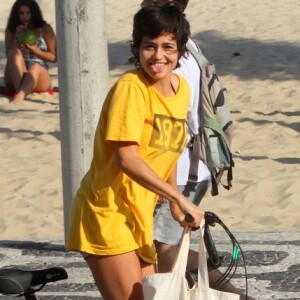 Nanda Costa deu língua aos fotógrafos ao deixar a praia neste domingo, dia 2 de setembro de 2018