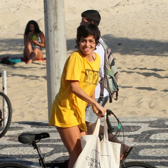 Nanda Costa deu língua aos fotógrafos ao deixar a praia neste domingo, dia 2 de setembro de 2018