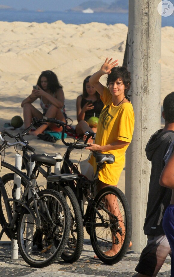 Nanda Costa acenou para fotos na praia de Ipanema, no Rio de Janeiro
