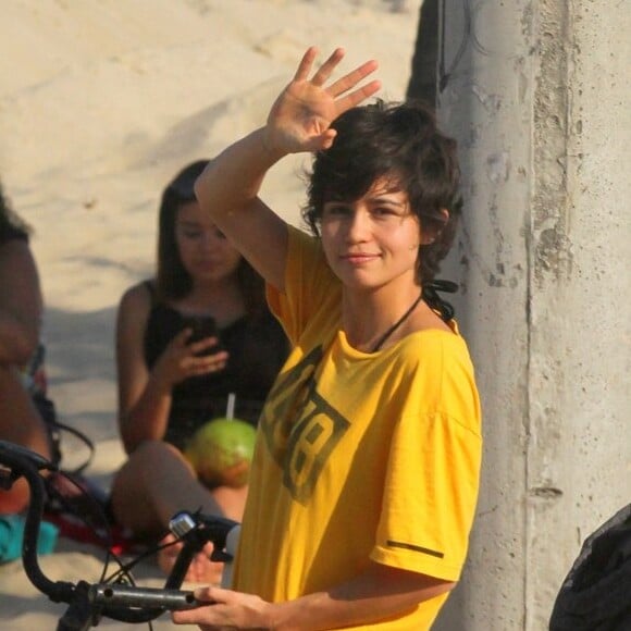 Nanda Costa acenou para fotos na praia de Ipanema, no Rio de Janeiro