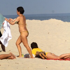 Nanda Costa permaneceu na areia enquanto a namorada, Lan Lanh, mergulhava no mar da praia de Ipanema