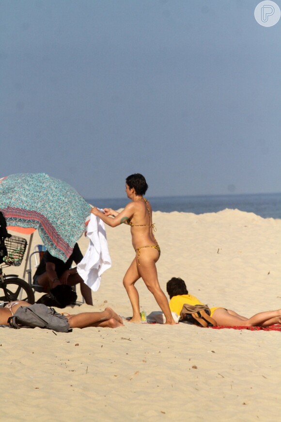 Nanda Costa permaneceu na areia enquanto a namorada, Lan Lanh, mergulhava no mar da praia de Ipanema