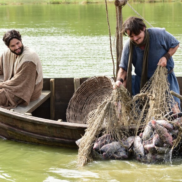 Jesus (Dudu Azevedo) ordena para Pedro (Petronio Gontijo) entrar no mar com seu barco e ele pesca vários peixes no capítulo de terça-feira, 4 de setembro de 2018 da novela 'Jesus'