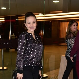 Larissa Manoela escolheu um look confortável para o programa cultural