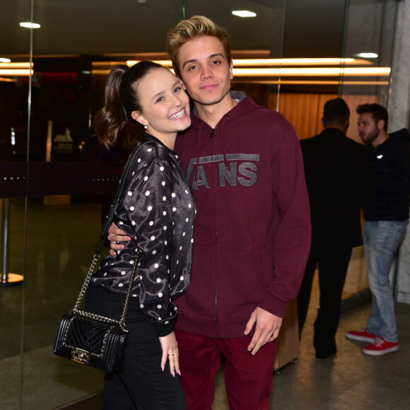 Larissa Manoela foi à estreia do musical 'Annie' com o namorado, Leo Cidade, também de cabelo mudado