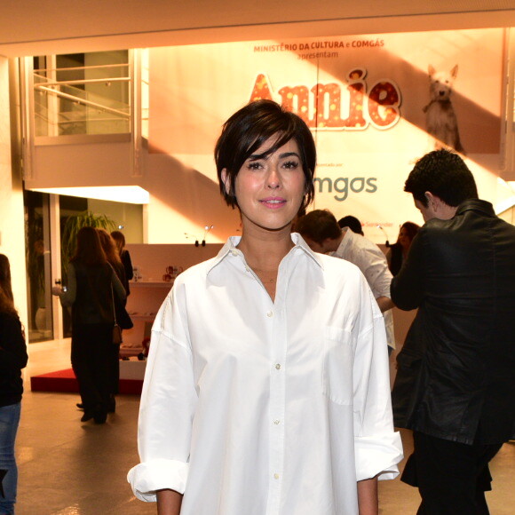 Fernanda Paes Leme voltou a ficar morena e mostrou o novo visual em estreia do musical 'Annie'