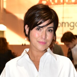 Tchau, platinado! Fernanda Paes Leme exibe cabelo curto e castanho em teatro nesta terça-feira, dia 03 de agosto de 2019