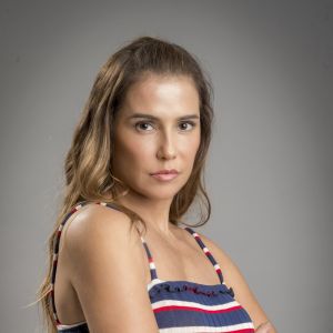 Karola (Deborah Secco) invade a casa de Laureta (Adriana Esteves) disposta a matar sua antiga aliada nos próximos capítulos da novela 'Segundo Sol': 'Você acabou com minha vida e eu vou acabar com a sua!'