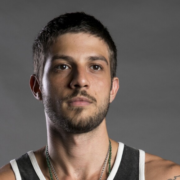 Ícaro (Chay Suede) impede de Karola (Deborah Secco) atirar em Laureta (Adriana Esteves) nos próximos capítulos da novela 'Segundo Sol'