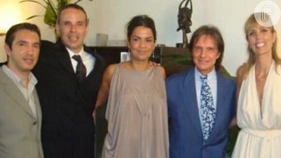 Roberto Carlos posa com os seus quatro filhos: Rafael, Dudu Braga, Luciana e Ana Paula, morta em 2011