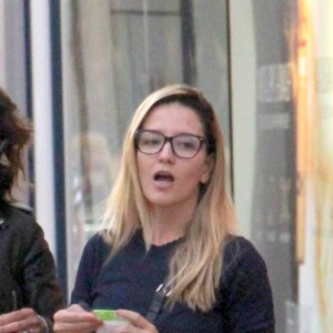 A jaqueta de couro deu um ar refinado à produção de Juliana Paes para o passeio