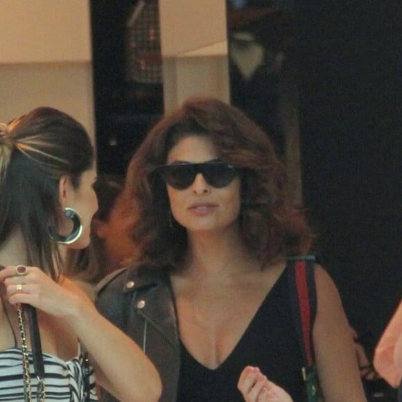 Juliana Paes é clicada durante passeio com amigas no Rio de Janeiro