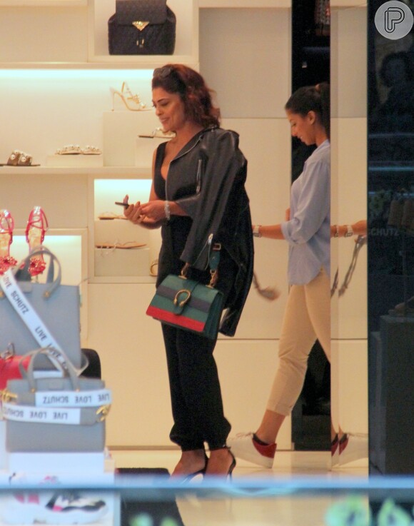 Juliana Paes foi às compras com amigas em shopping na Barra da Tijuca 