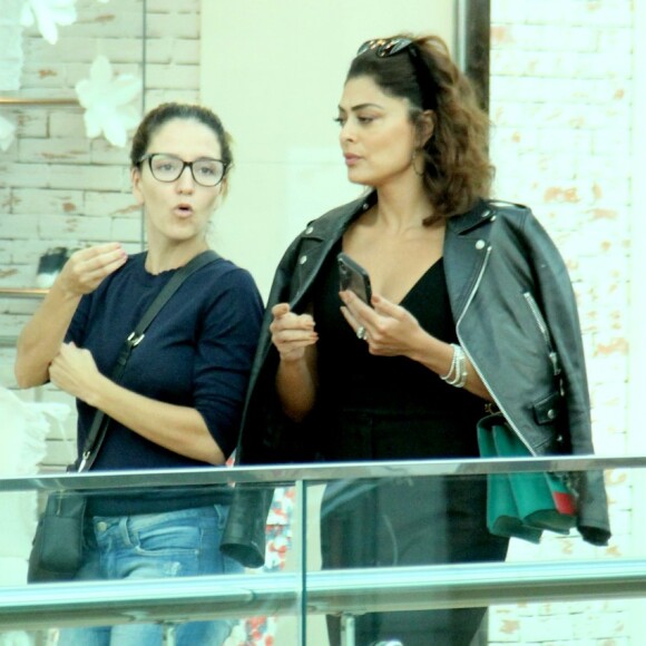 All black casual! Juliana Paes combina jaqueta e macacão em passeio nesta terça-feira, dia 04 de agosto de 2018