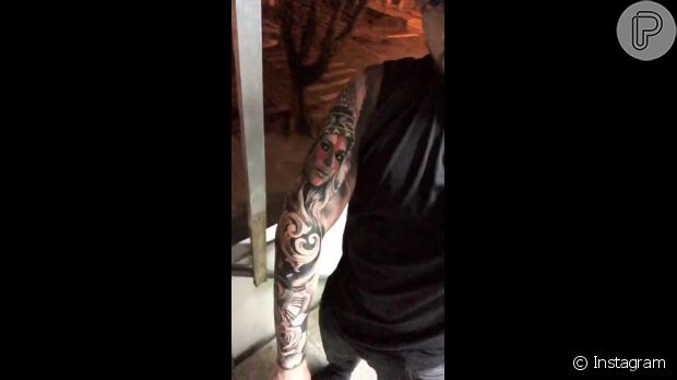 Rodrigo Godoy, marido de Preta Gil, exibiu o resultado da tatuagem no Instagram