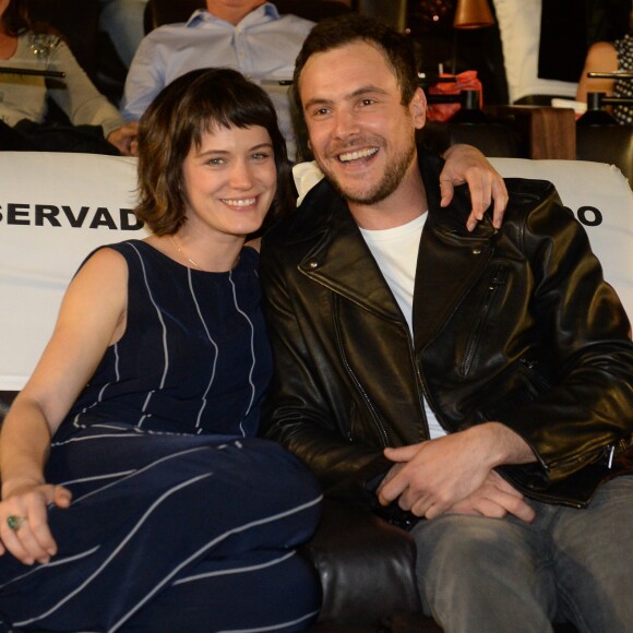 Os atores Bianca Bin e Sergio Guizé se casaram em segredo na Amazônia