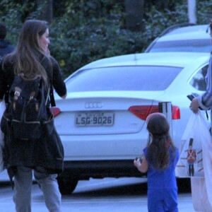 Deborah Secco caminha no estacionamento com a filha, Maria Flor, e a mãe, Silvia