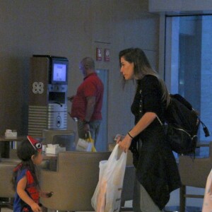 Vestida de Homem-Aranha, filha de Deborah Secco rouba cena em passeio com a atriz