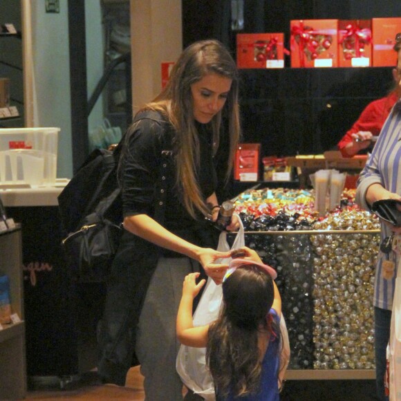 Maria Flor come chocolate oferecido pela mãe, Deborah Secco