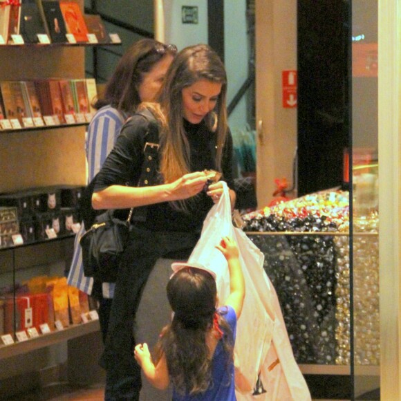 Deborah Secco abre chocolate para oferecer à filha, Maria Flor