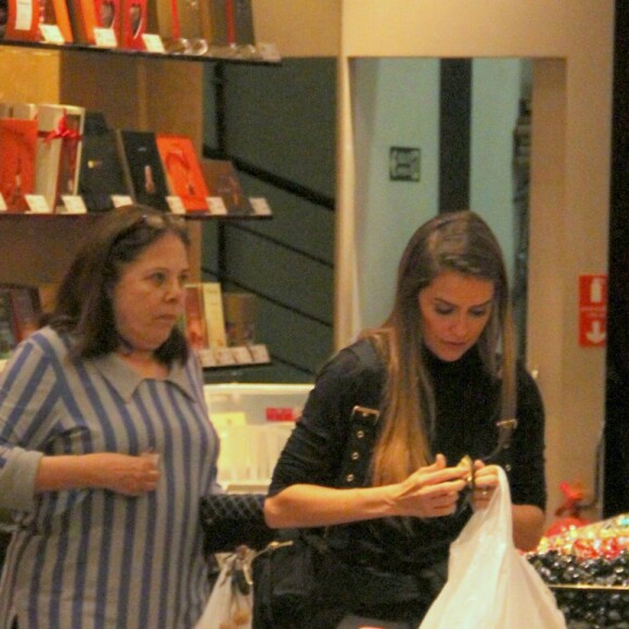 Deborah Secco comnversa com a filha durante passeio no shopping nesta quarta-feira (05)