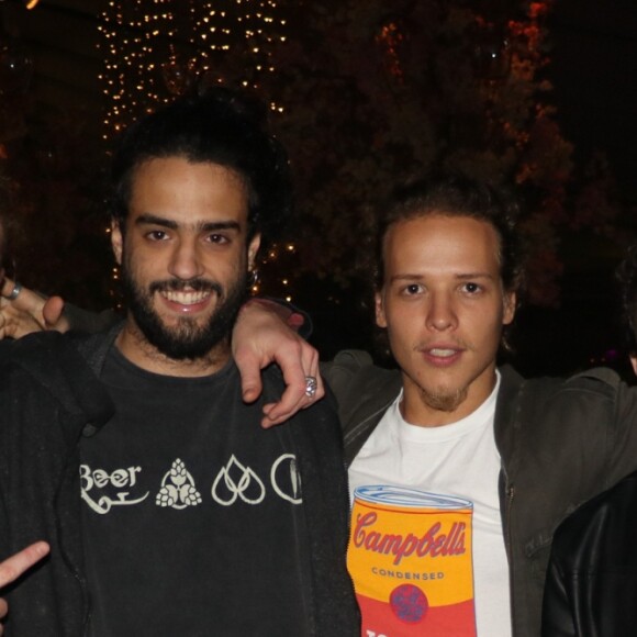 Pedro Novaes, filho de Marcello Novaes, curte festa com amigos